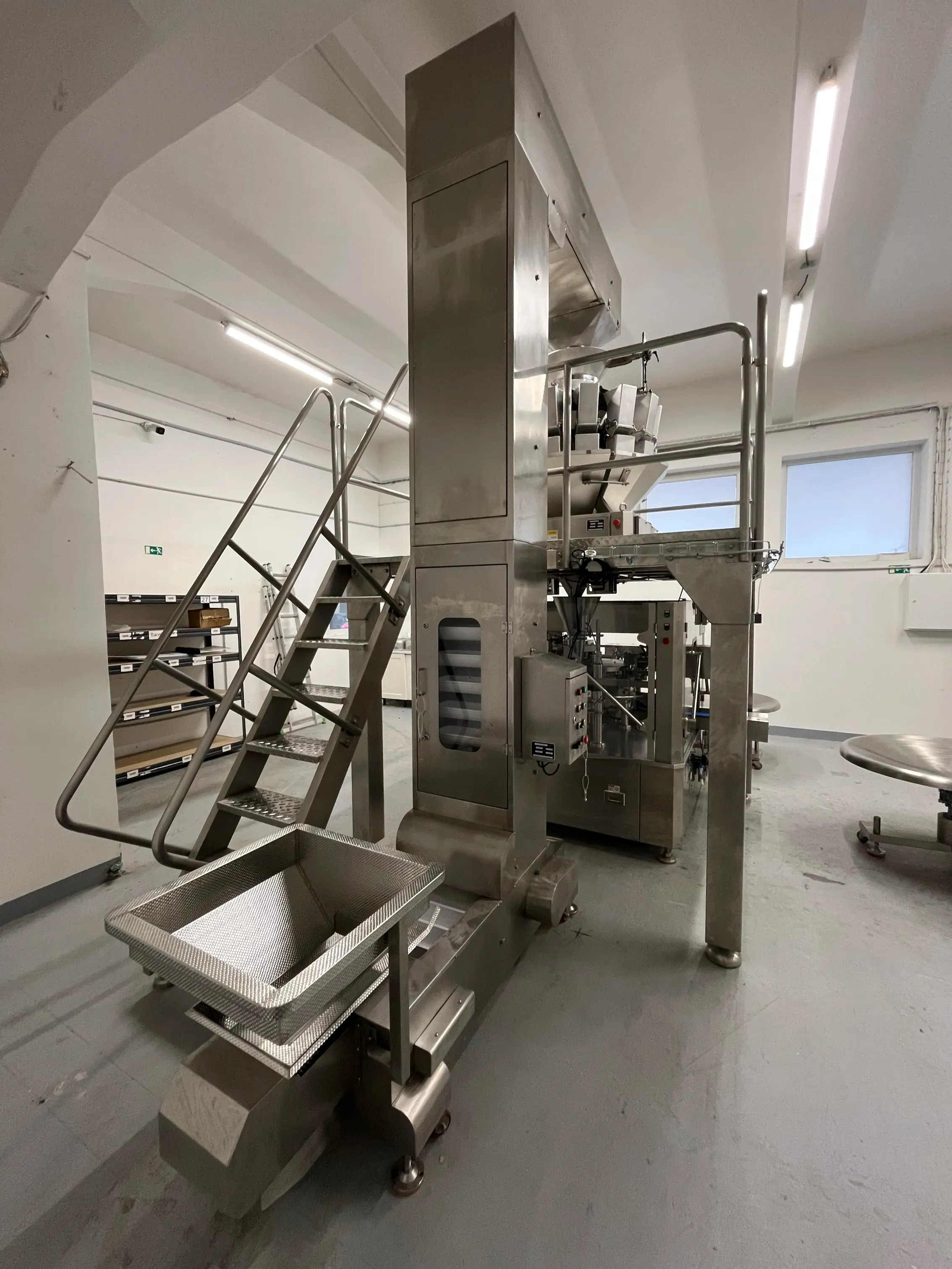 Karouselový stroj pro sypké suroviny - pohled 1