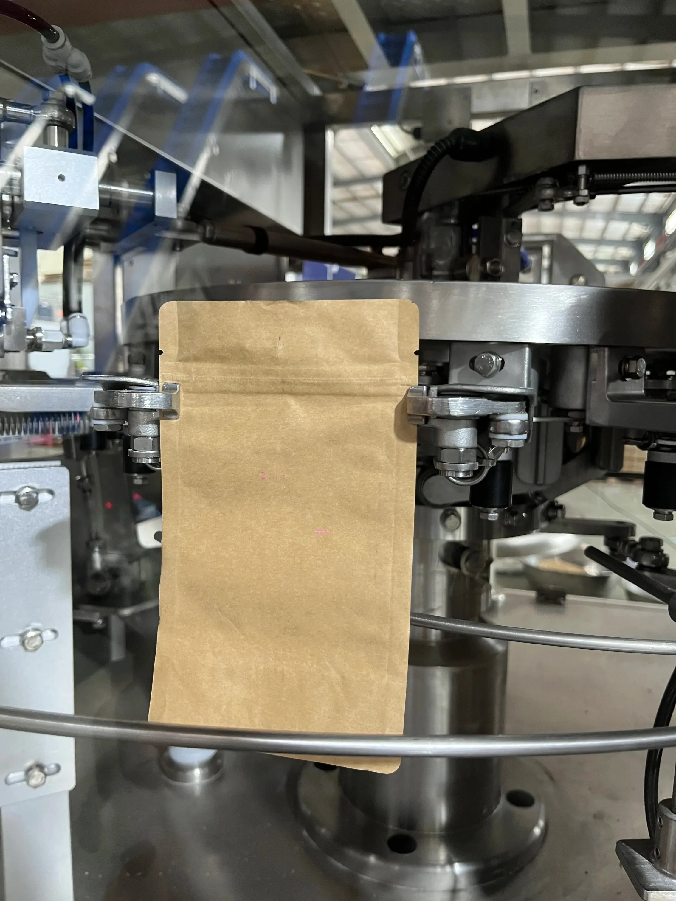 Karouselový stroj pro sypké suroviny - pohled 10