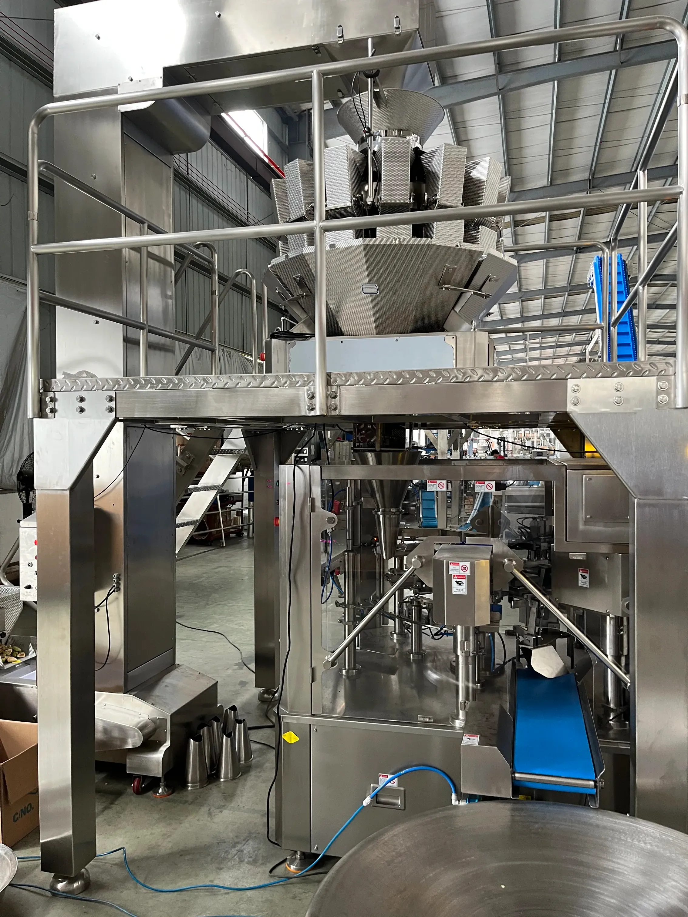 Karouselový stroj pro sypké suroviny - pohled 13