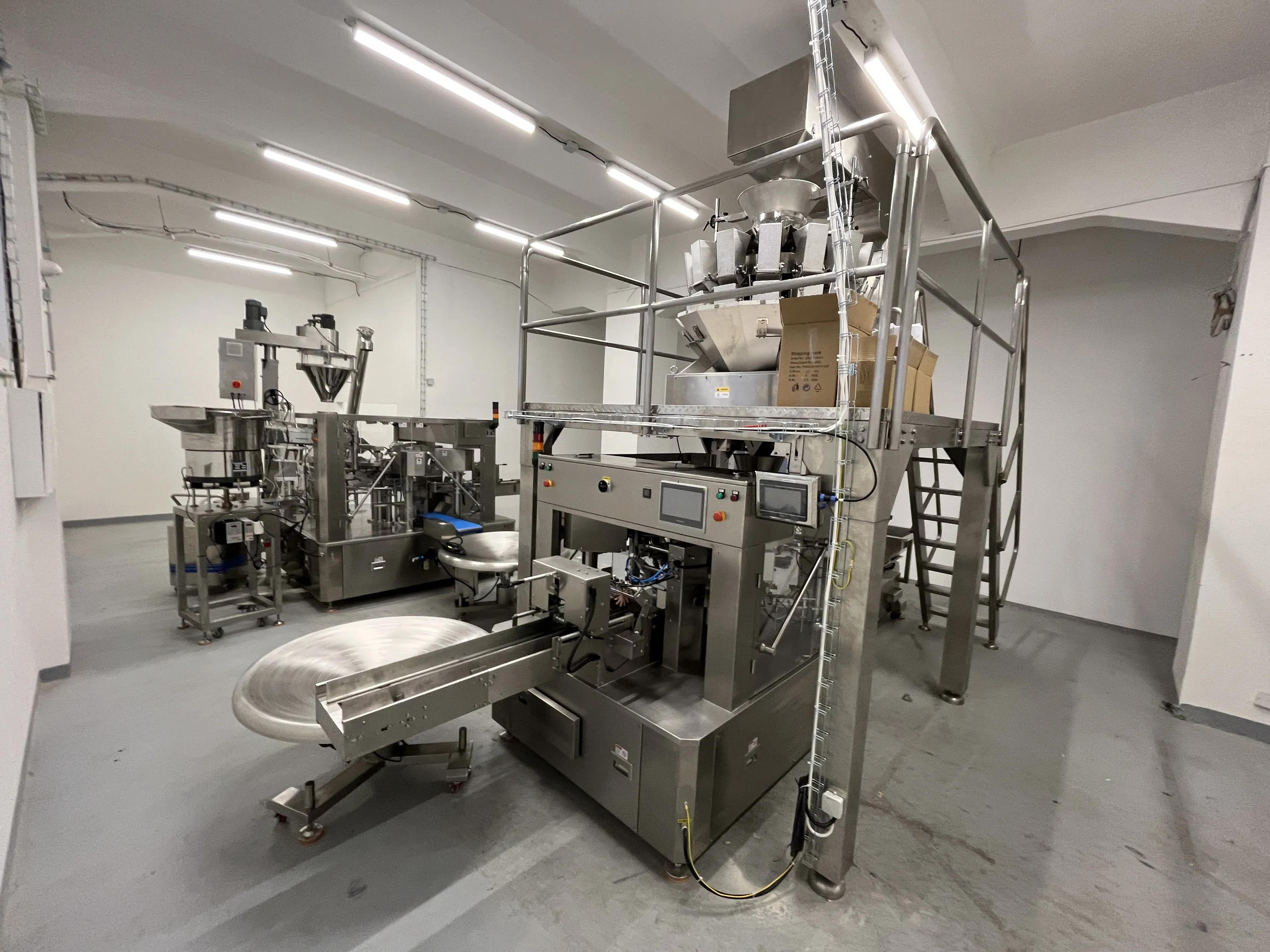 Karouselový stroj pro sypké suroviny - pohled 2