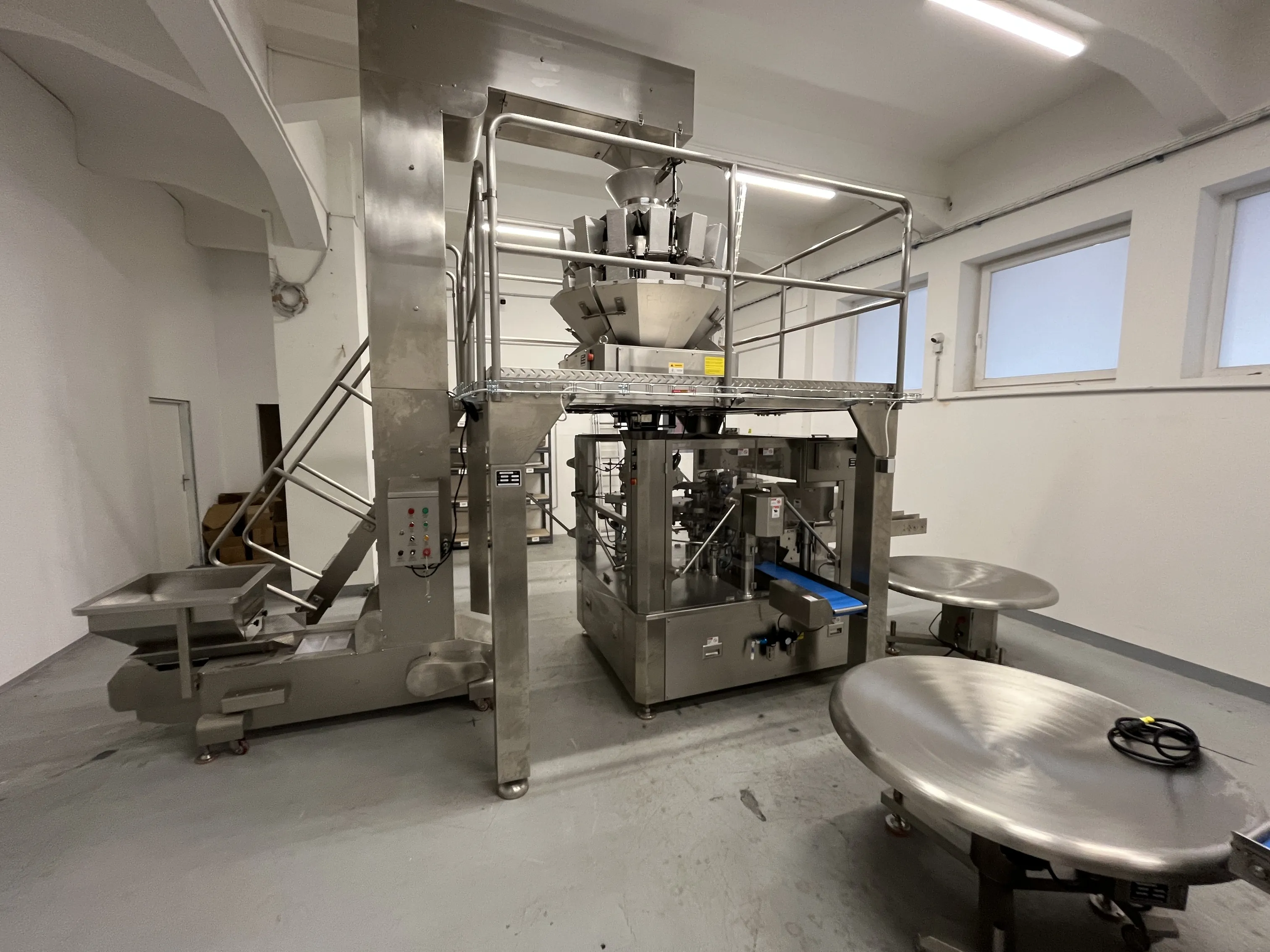 Karouselový stroj pro sypké suroviny - pohled 4