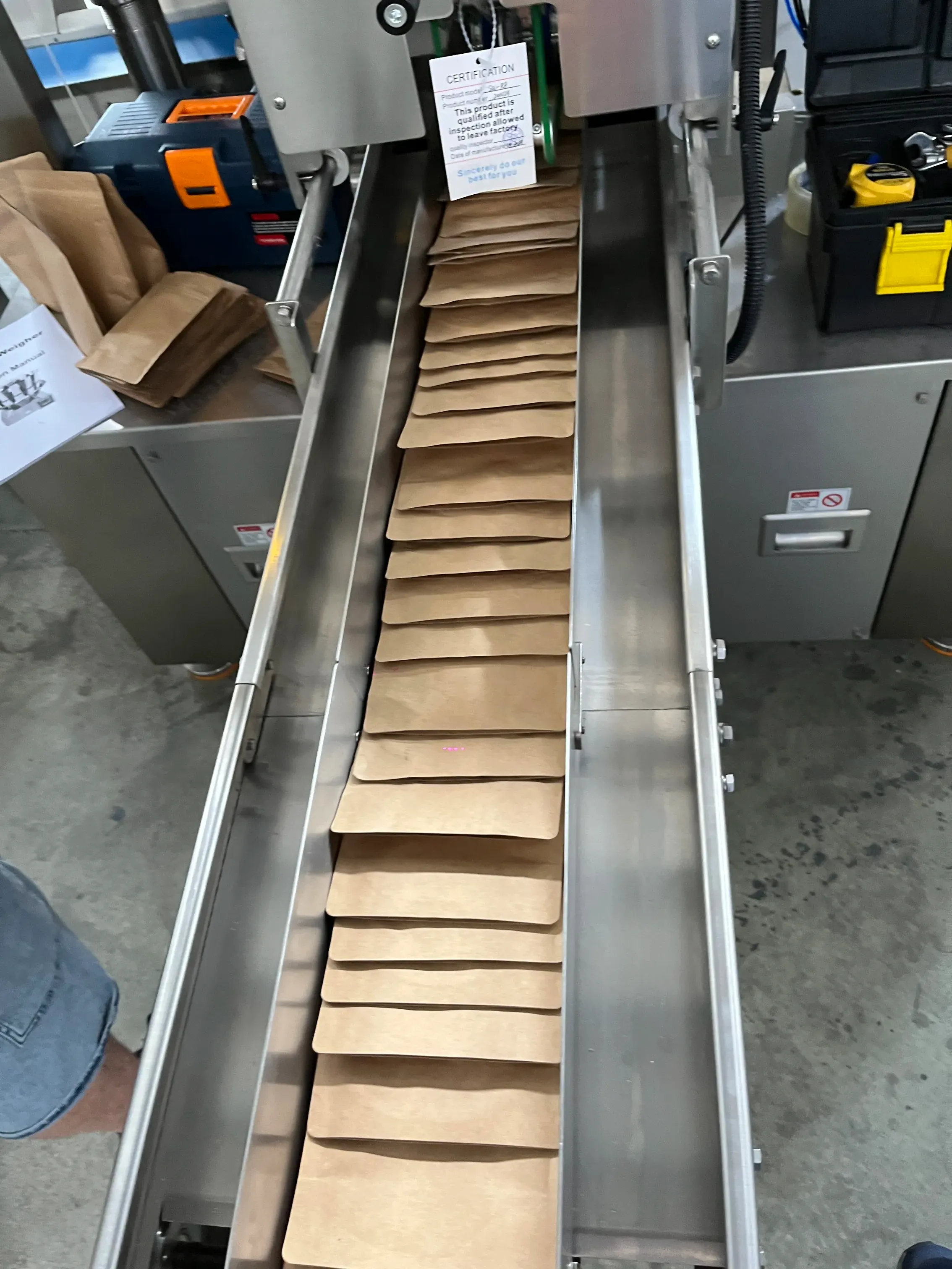 Karouselový stroj pro sypké suroviny - pohled 7