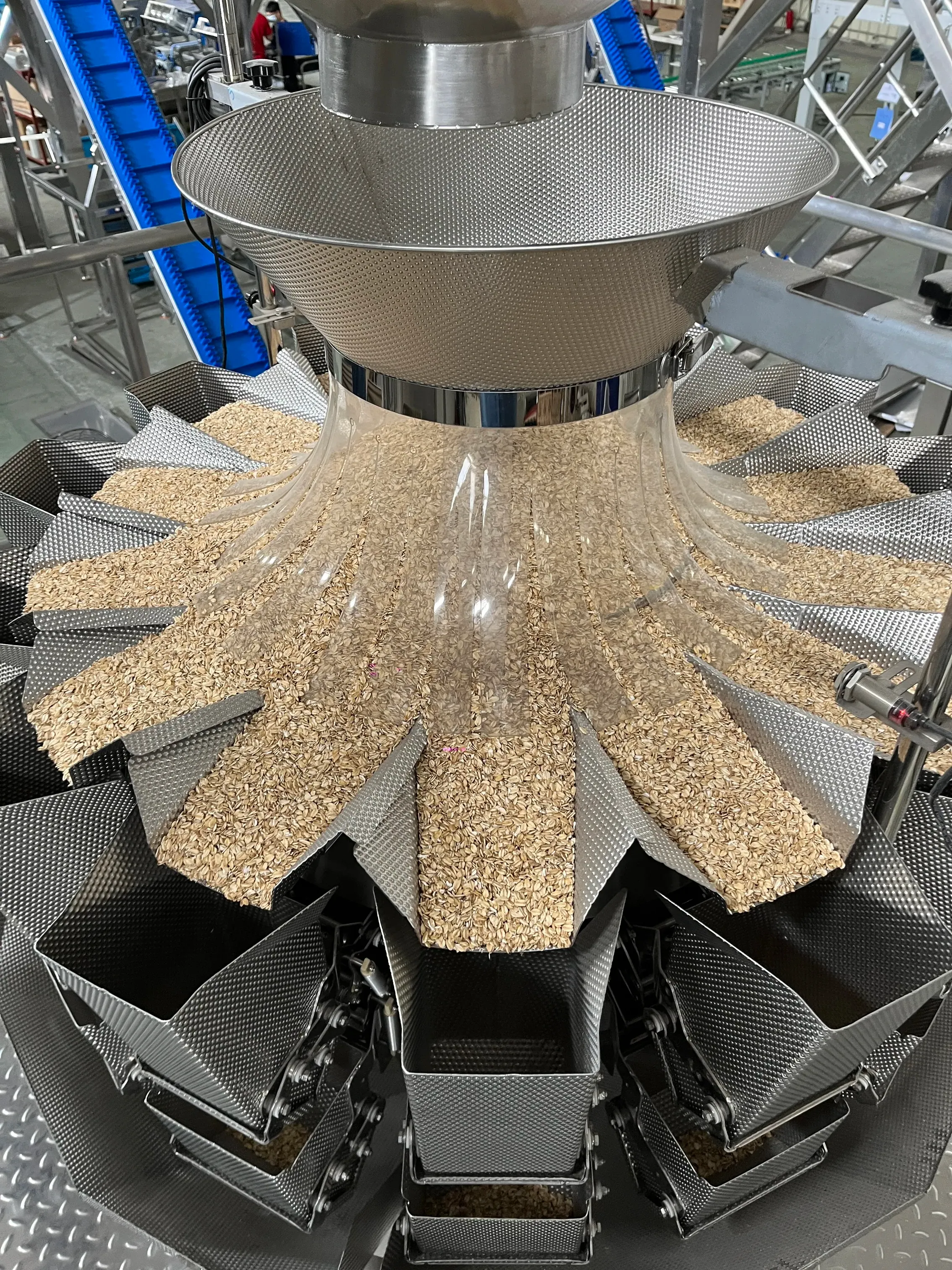 Karouselový stroj pro sypké suroviny - pohled 8