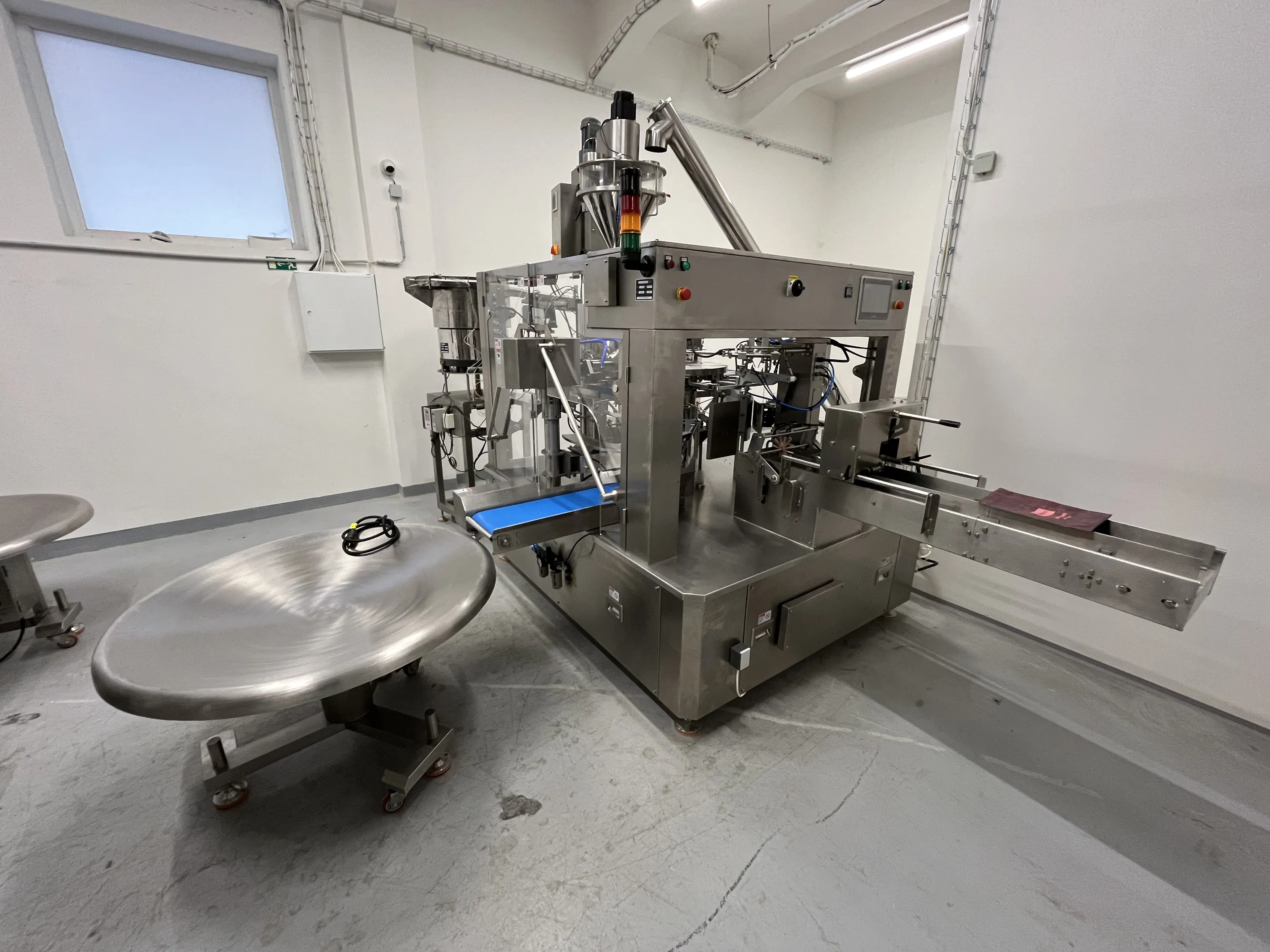 Karouselový stroj pro sypké směsi - pohled 1