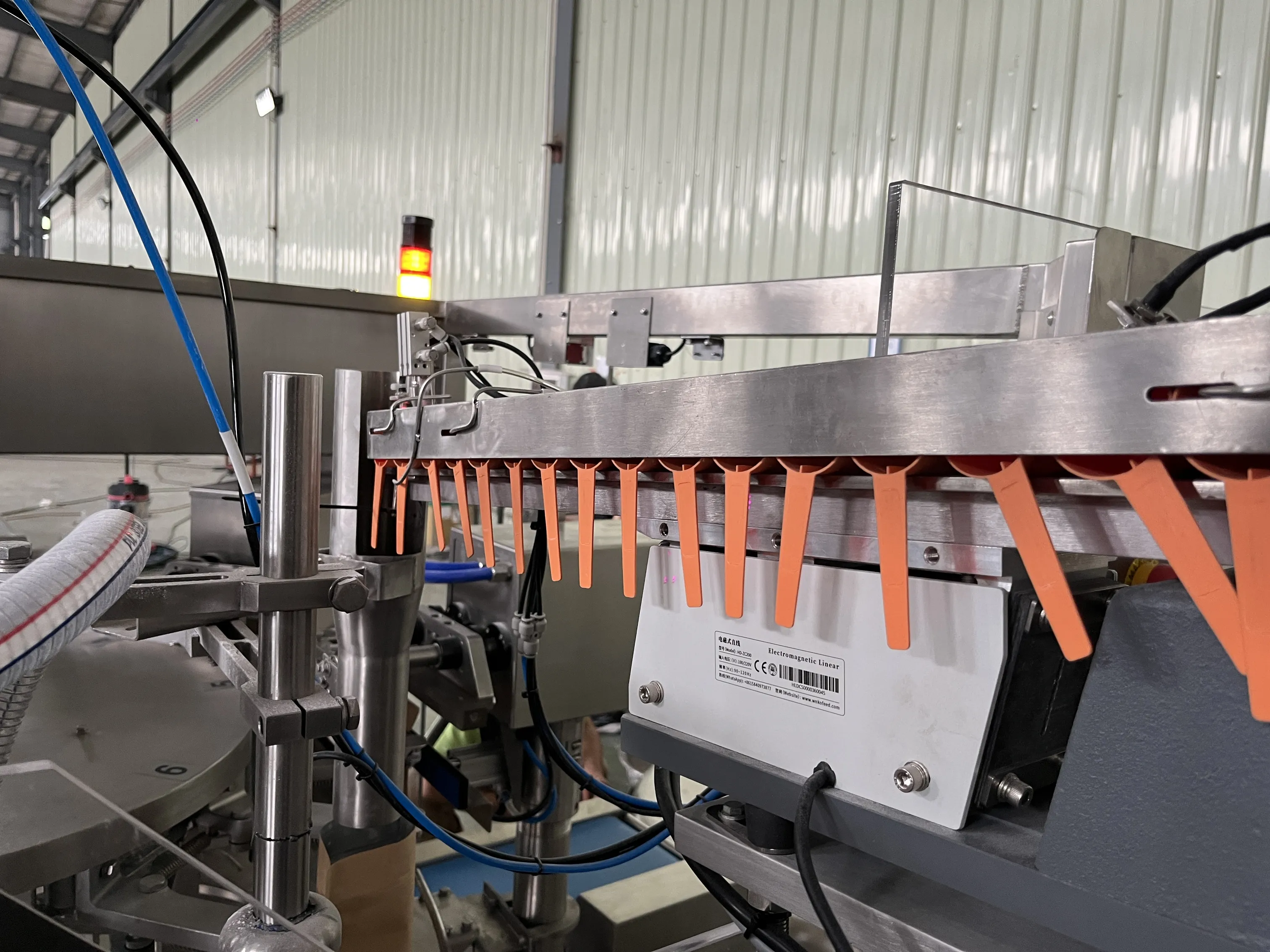 Karouselový stroj pro sypké směsi - pohled 10