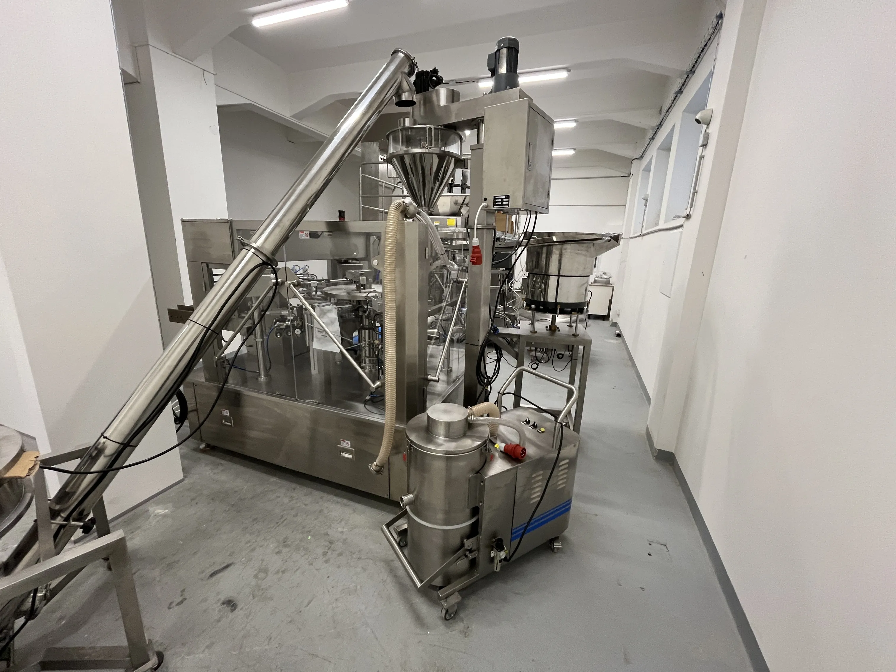 Karouselový stroj pro sypké směsi - pohled 2