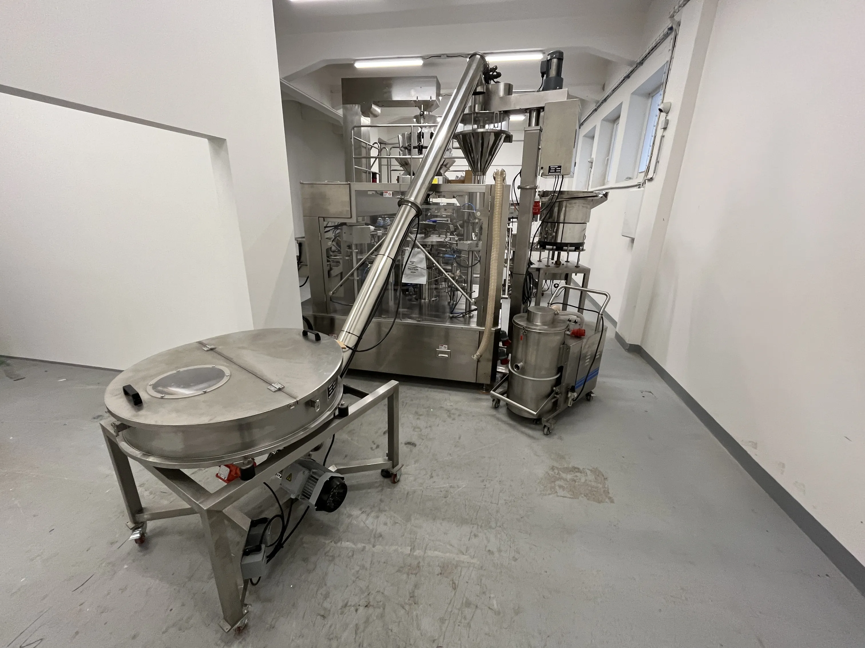 Karouselový stroj pro sypké směsi - pohled 3
