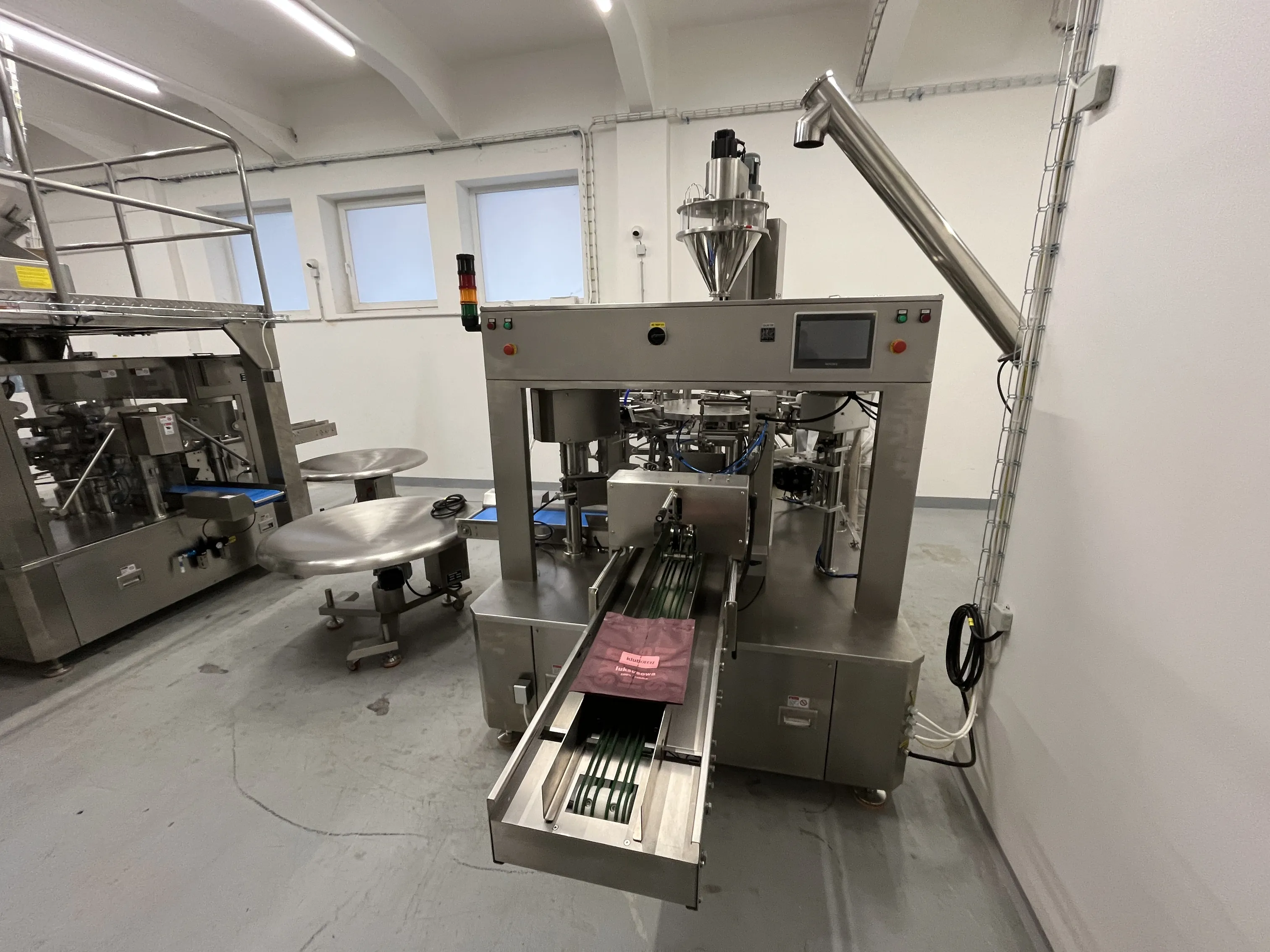 Karouselový stroj pro sypké směsi - pohled 7