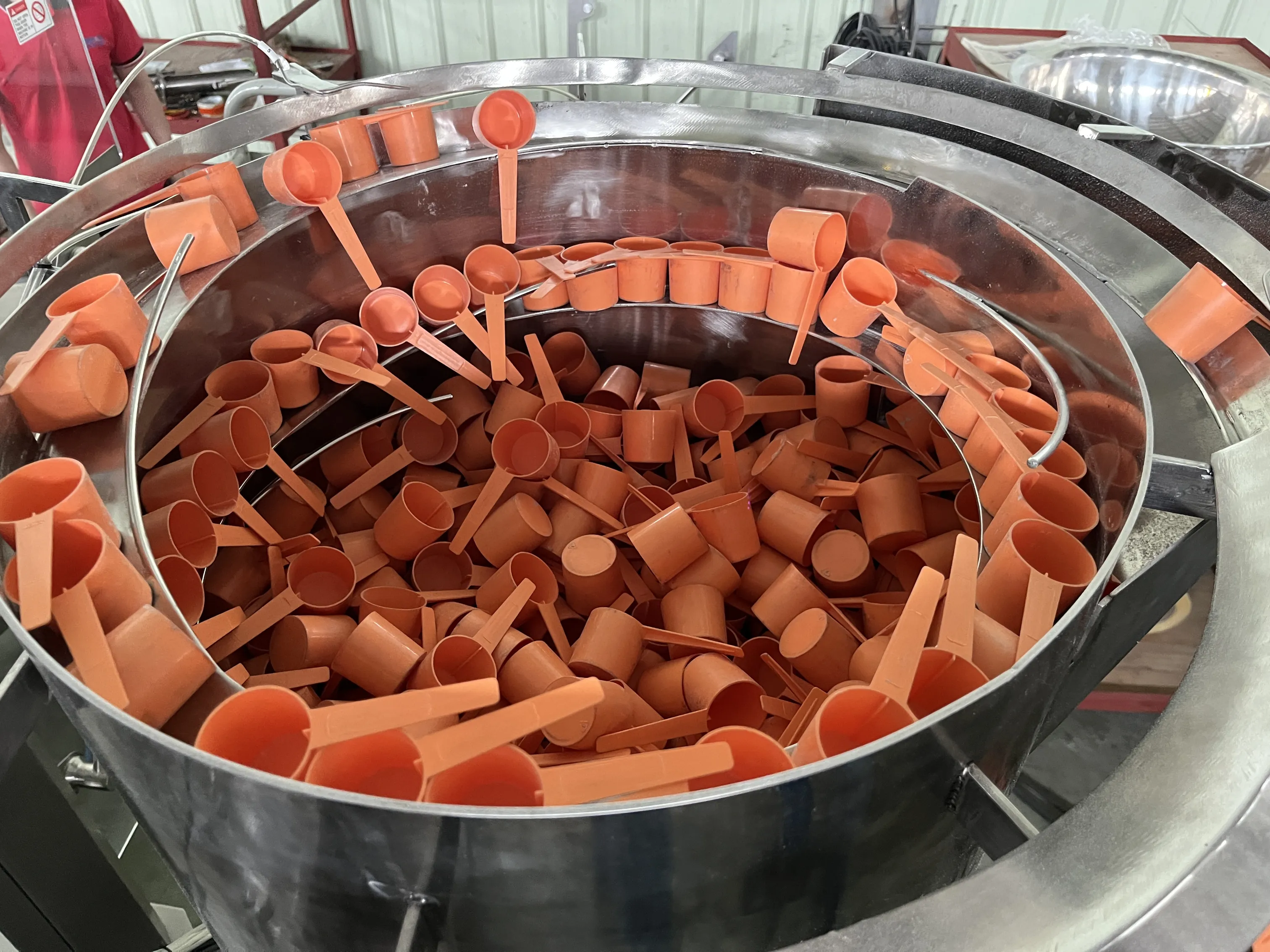 Karouselový stroj pro sypké směsi - pohled 9